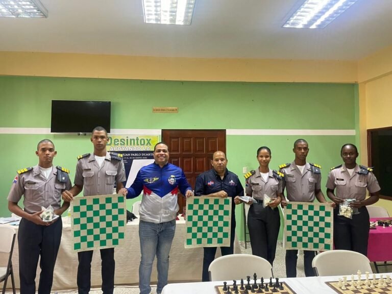 En el Centro Primer Teniente Fermín Kedual y Braulio Ramírez junto al equipo de la Policía Nacional.