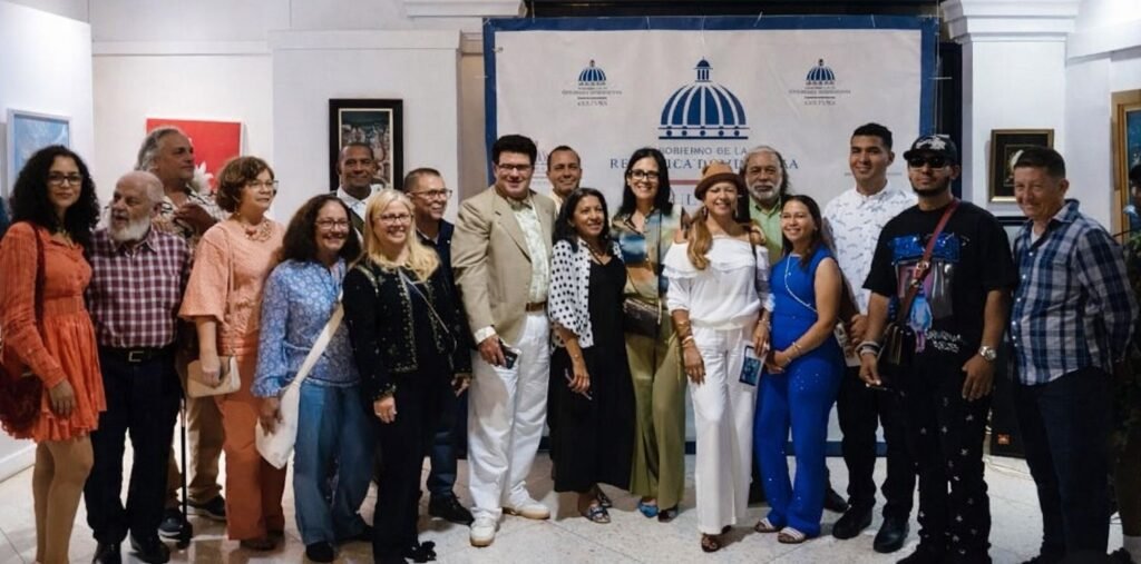 Algunos de los artistas que integran la exposición colectiva que invita a la paz del mundo.