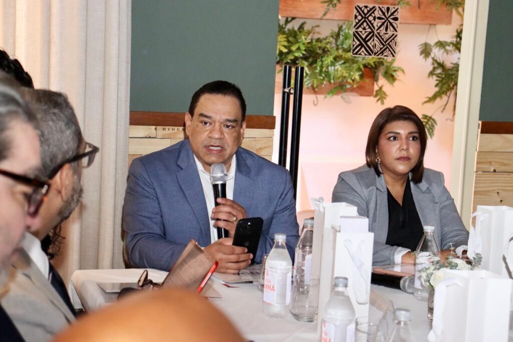 Foto 2, Director de la ONDA y Lucía Castillo.