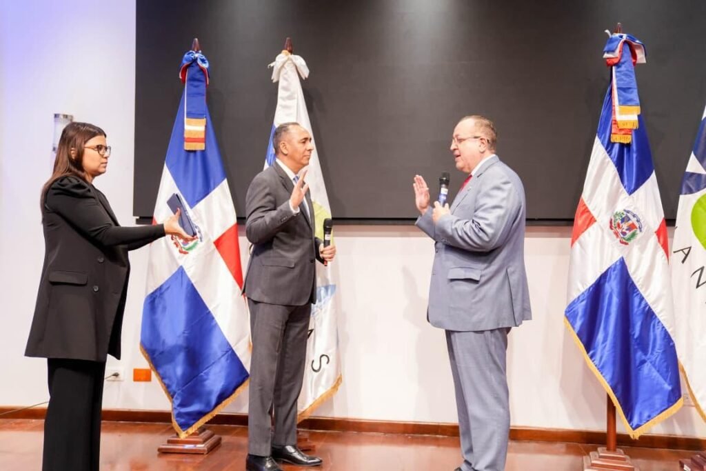Foto 3. Momento en que el ministro de Hacienda, Magín Díaz, juramenta al nuevo director general de Aduanas, Nelson Arroyo.