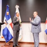 Foto 3. Momento en que el ministro de Hacienda, Magín Díaz, juramenta al nuevo director general de Aduanas, Nelson Arroyo.