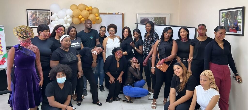 Participantes del taller de maquillaje cinematografico de INFOTEP