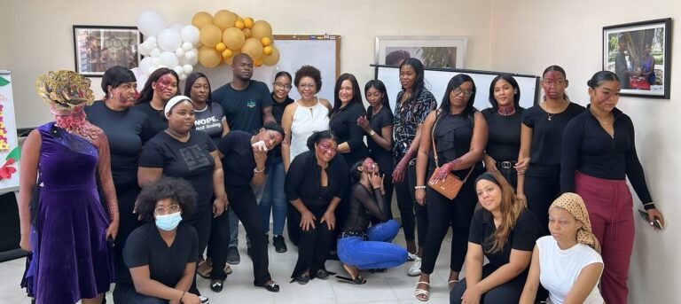 Participantes del taller de maquillaje cinematografico de INFOTEP