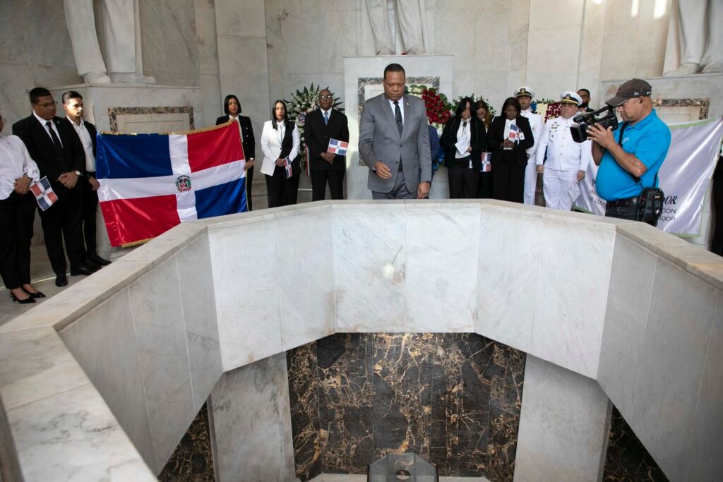 El director ejecutivo de Pro Consumidor, Eddy Alcántara, en la ofrenda floral en el Altar de la Patria