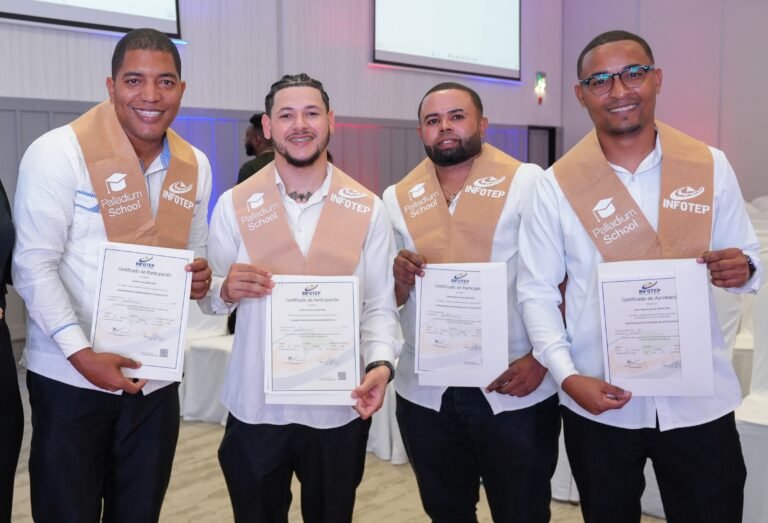 Participantes con sus certificados Infotep