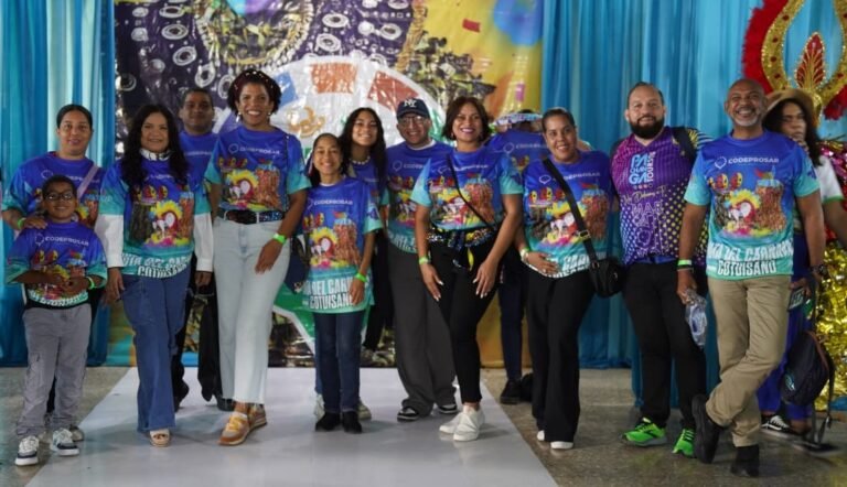 1. Miembros de Adompretur en el carnaval de Cotuí.