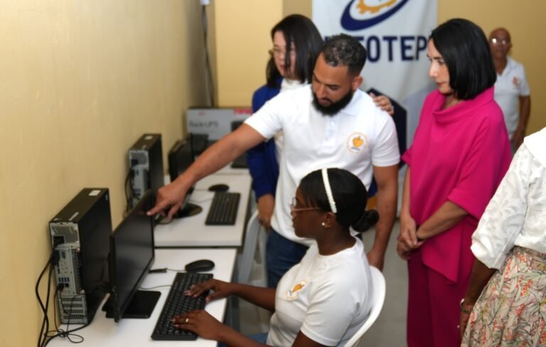 Aula de  informática equipadas por INFOTEP en Capotillo -