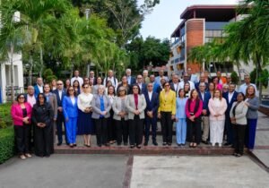 Directores nacionales y regionales del INFOTEP reunidos junto a la directora general Maira Morla Pineda en la Dirección Regional Metropolitana