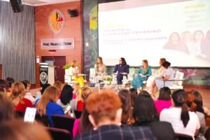 Ejecutivas del sector financiero participantes del primer foro.