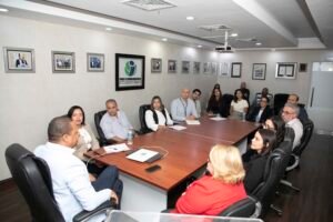 El director ejecutivo de Pro Consumidor, Eddy Alcántara, en la reunión que sostuvo con represenantes de las principales cadenas de supermercados del país