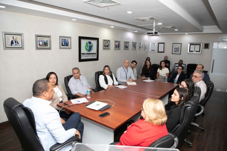 El director ejecutivo de Pro Consumidor, Eddy Alcántara, en la reunión que sostuvo con represenantes de las principales cadenas de supermercados del país
