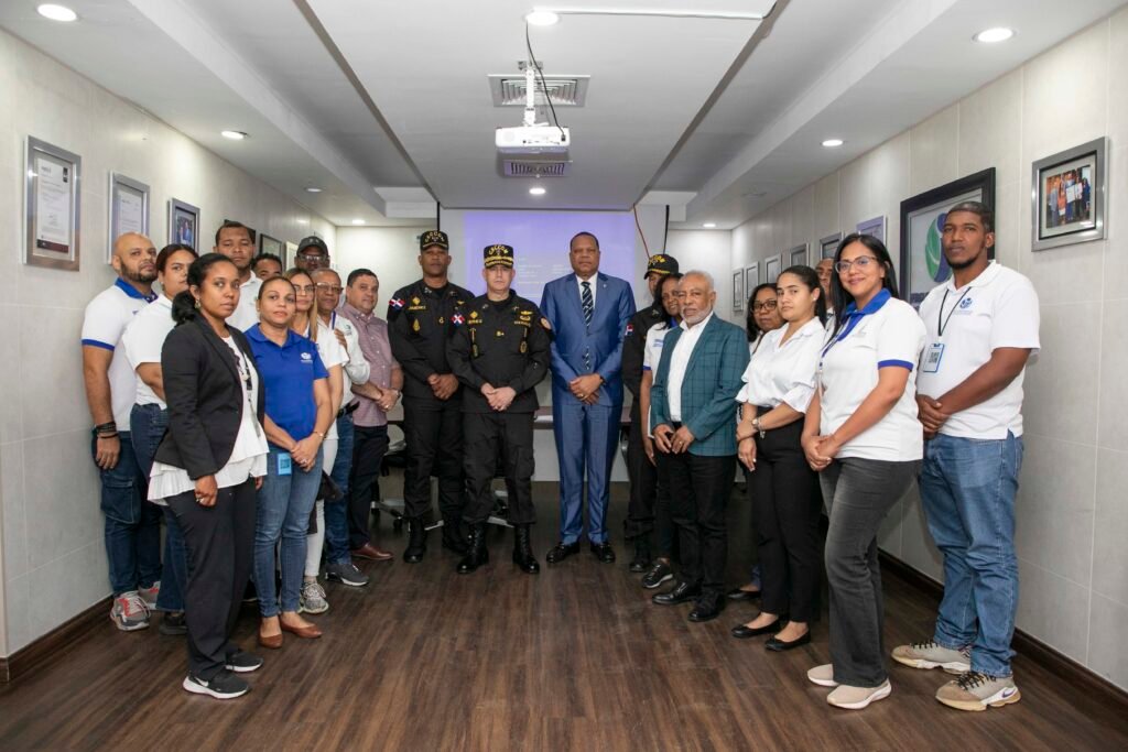 El director ejecutivo de Pro Consumidor, Eddy Alcántara, y el director general del CECCOM, general de brigada del Ejército, Orlando Jerez Espaillat, junto a personal de ambas instituciones.