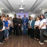 El director ejecutivo de Pro Consumidor, Eddy Alcántara, y el director general del CECCOM, general de brigada del Ejército, Orlando Jerez Espaillat, junto a personal de ambas instituciones.