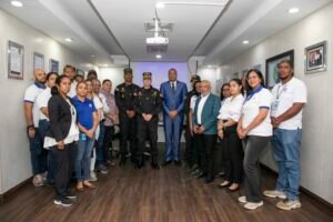 El director ejecutivo de Pro Consumidor, Eddy Alcántara, y el director general del CECCOM, general de brigada del Ejército, Orlando Jerez Espaillat, junto a personal de ambas instituciones.