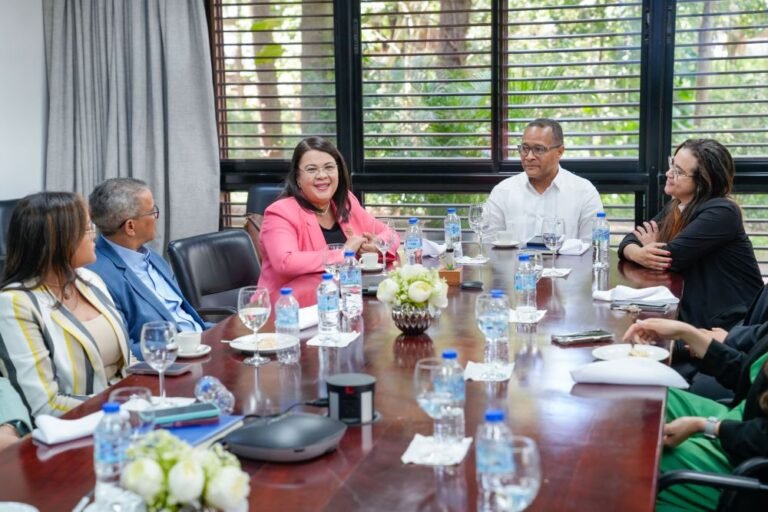 Maira Morla Pineda durante encuentro en la Universidad ISA en Santiago