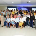 4. La presidenta Sarah Hernández y el experto Luis Felipe Aquino junto a directivos, miembros de Adompretur y estudiantes del Infotep.