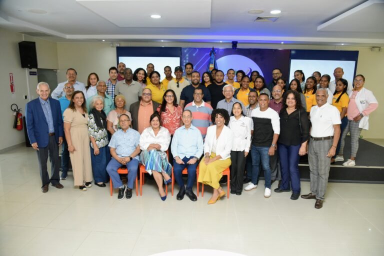 4. La presidenta Sarah Hernández y el experto Luis Felipe Aquino junto a directivos, miembros de Adompretur y estudiantes del Infotep.