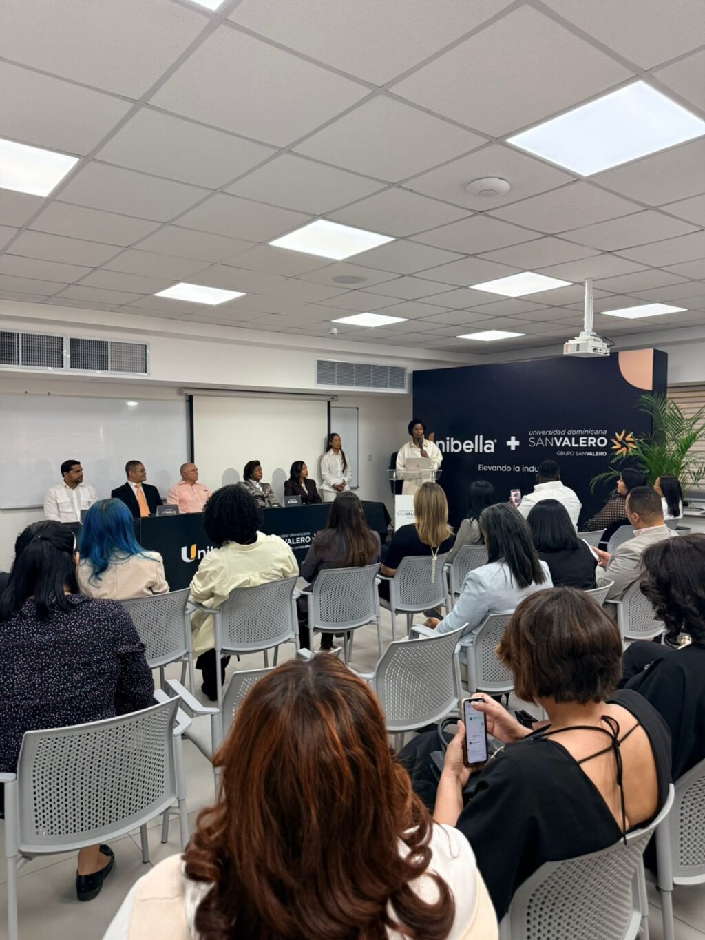 Andry Quezada, Miembro fundadora de Unibella se dirige a los presentes