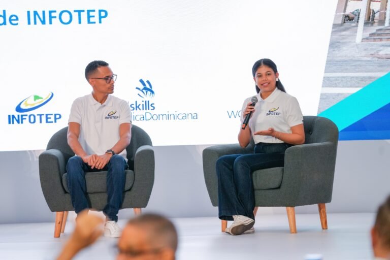 Cristian Núñez, medallista de bronce en WorldSkills Bogotá 2014 y Nancy Castillo, ganadora de la medalla de plata en WorldSkills Chile 2020