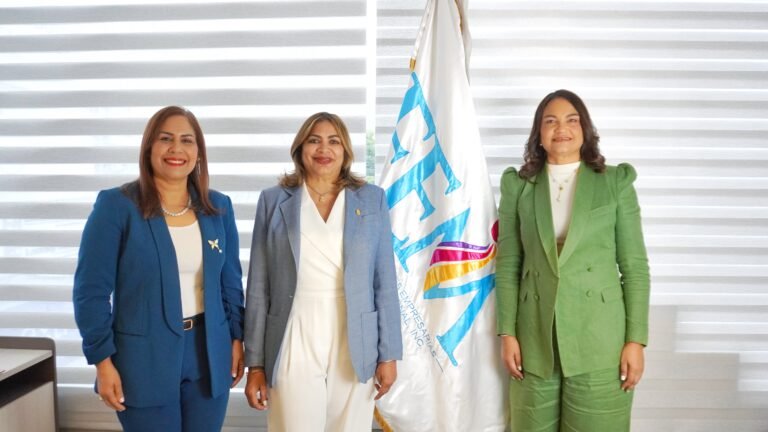 DSC05350 Alexandra Tabar, de la directiva_ Sonya Uribe, Vicepresidenta FEM, y Rossy Escotto Minaya, presidenta FEM.
