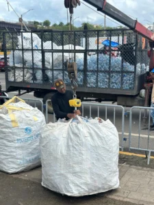 Durante el pesaje de las botellas