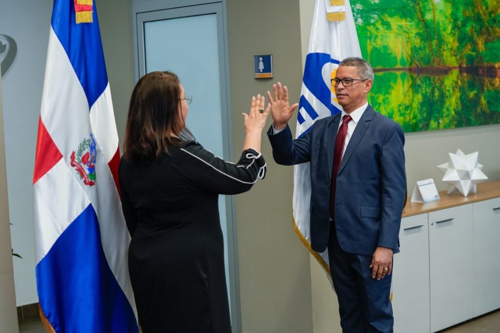 Maira Morla Pineda, directora general del INFOTEP toma jumarento a Luis Manuel Rodríguez quien asume funciones como sub director general