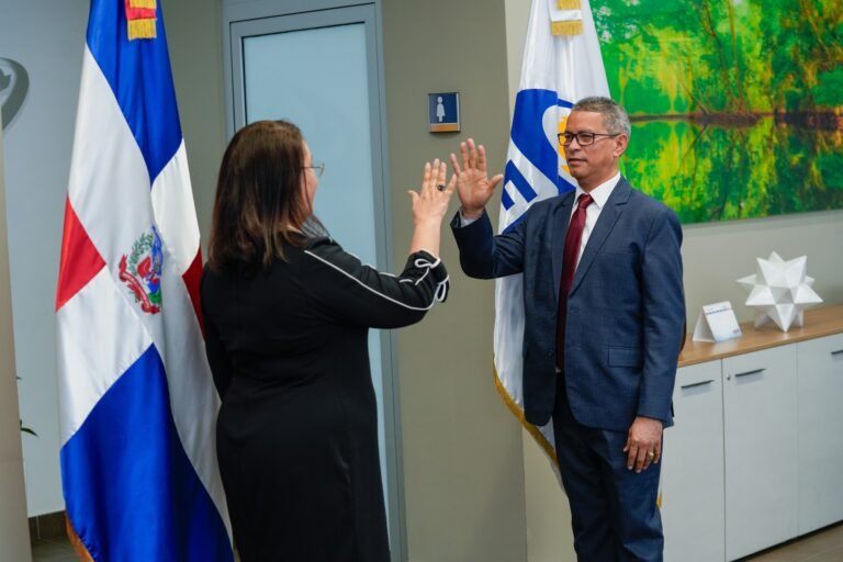 Maira Morla Pineda, directora general del INFOTEP toma jumarento a Luis Manuel Rodríguez quien asume funciones como sub director general