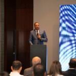 El director ejecutivo de Pro Consumidor, Eddy Alcántara, habla en el seminario “Competencia Justa y Comercio Formal Desafíos para la República Dominicana”.