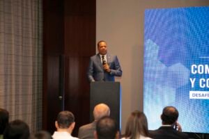 El director ejecutivo de Pro Consumidor, Eddy Alcántara, habla en el seminario “Competencia Justa y Comercio Formal Desafíos para la República Dominicana”.
