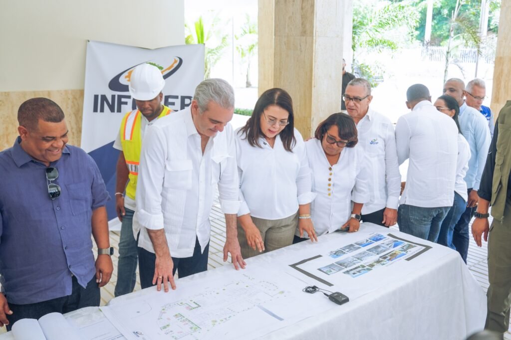 El presidente Abinader y la directora del INFOTEP supervisan el avance de la obra