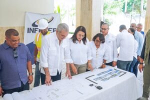 El presidente Abinader y la directora del INFOTEP supervisan el avance de la obra