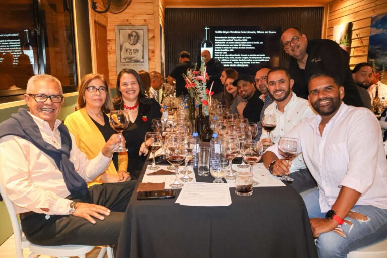 Foto Principal 1 - Asistentes a Cata en comanŽiģa de propietarios del Restaurante La Esquina