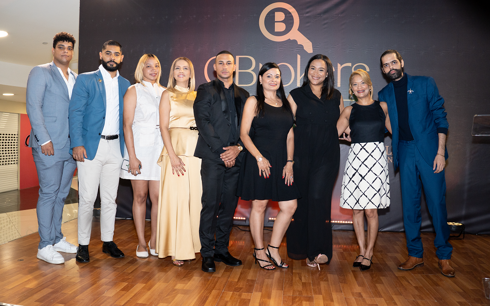 1- Quenlly Brito, junto aparte del equipo de Qbrokers Real Estate