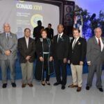 2. La odontóloga Virginia Laureano junto a los pasados presidentes de la asociación.