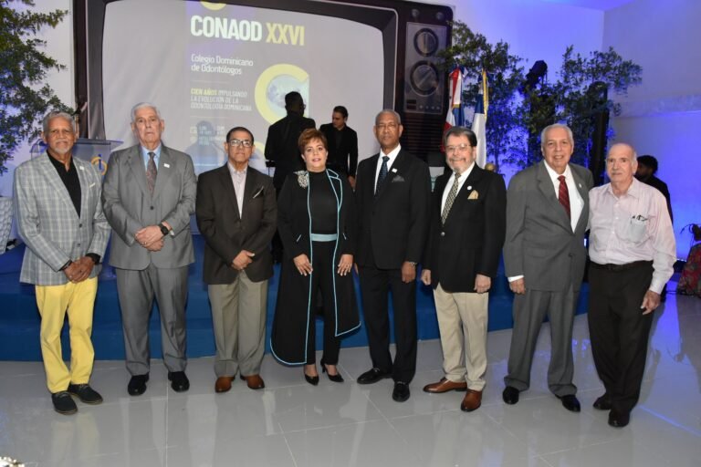 2. La odontóloga Virginia Laureano junto a los pasados presidentes de la asociación.