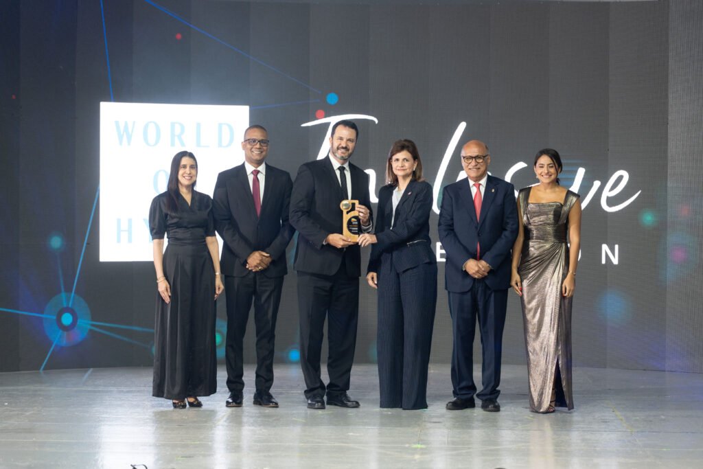 Ejecutivos de Hyatt Inclusive Collection reciben el Gran Premio por la vicepresidenta de la República Raquel Peña