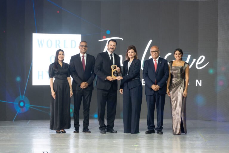 Ejecutivos de Hyatt Inclusive Collection reciben el Gran Premio por la vicepresidenta de la República Raquel Peña