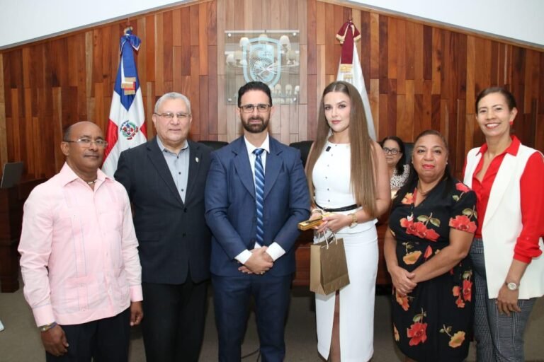La productora, actriz y cantante española-mexicana Noelia Roel Agrelo fue reconocida por el Ayuntamiento de Moca