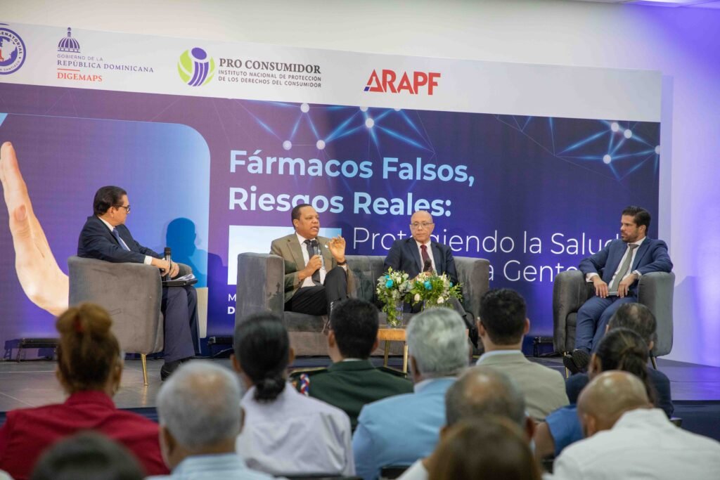 El director de Pro Consumidor, Eddy Alcántara, expone en el foro Fármacos Falsos, Riesgos Reales, Protegiendo la Salud de Nuestra Gente
