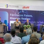 El director de Pro Consumidor, Eddy Alcántara, expone en el foro Fármacos Falsos, Riesgos Reales, Protegiendo la Salud de Nuestra Gente