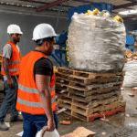 Foto Obreros destruyen toneladas de productos que ponían en riesgo la salud de las personas consumidoras.