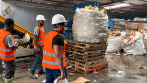 Foto Obreros destruyen toneladas de productos que ponían en riesgo la salud de las personas consumidoras.