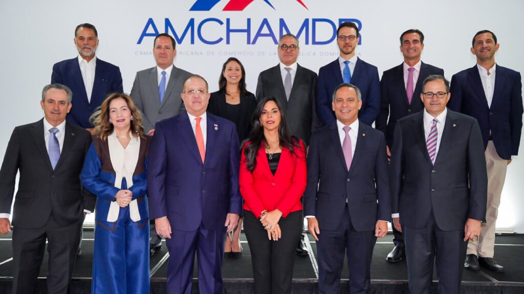 Magín Díaz junto a representantes de la AMCHAMDR