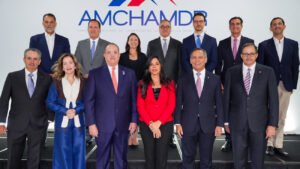 Magín Díaz junto a representantes de la AMCHAMDR