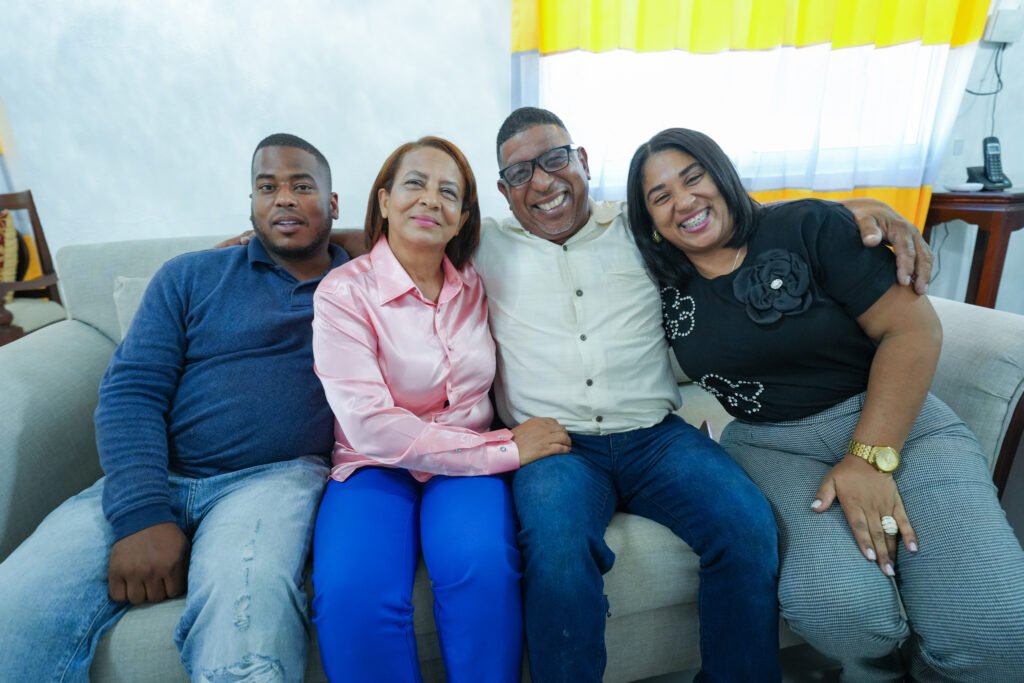 Rafael Durán, esposa e hijos formados y capacitados por el INFOTEP