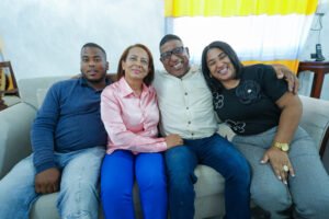 Rafael Durán, esposa e hijos formados y capacitados por el INFOTEP