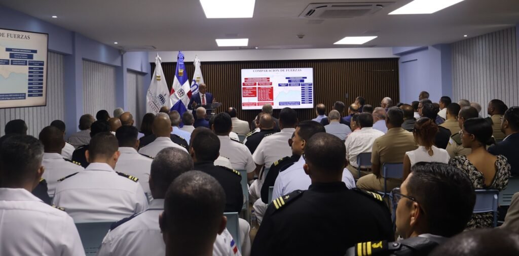 El vicealmirante e investigador de historia militar Edmundo Félix Pimentel durante su conferencia en el MNHG.