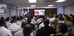 El vicealmirante e investigador de historia militar Edmundo Félix Pimentel durante su conferencia en el MNHG.