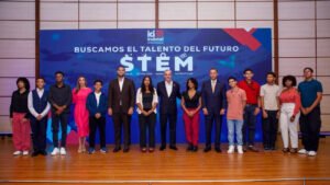 Presidente Abinader entrega reconocimientos del Indotel a más de 170 estudiantes destacados