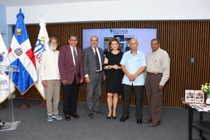 Kin Sánchez, Aquiles Julián, José Guerrero, Mónica Gutiérrez, Fernando Pérez Memén y Manuel Otilio Pérez en la presentación del  libro Conferencias del MNHG
